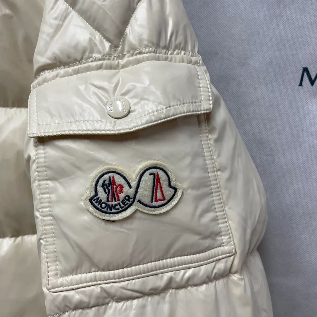P390 Moncler/ 2026 70 、 。 DNA ， ， 。 Classic ， 、 。 Classic 70 。 Quality， 90 ，Premium Quality ， ，Black ！ Sizes M-3XL